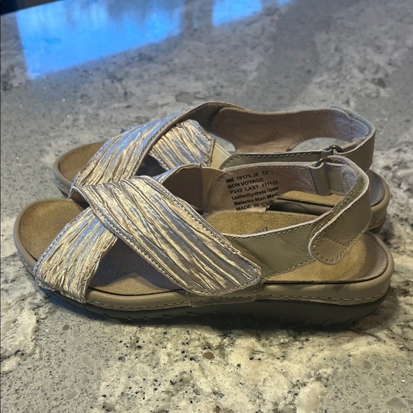 Baretraps NWOB BareTraps Textured Gold Metallic Sandals Size 6 - Picture 4 of 8